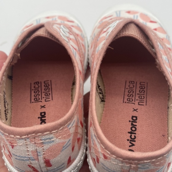 VICTORIA GIRL'S LACELESS SNEAKERS NUDE. - Picture 2 of 11